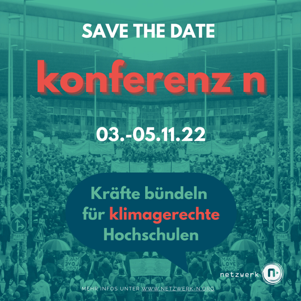 Im Hintergrund sind Massen an protestierenden Menschen zu sehen. Vorne der Schriftzug "Save the Date | Konferenz n | 03.-05.11.22 | Kräfte bündeln für klimagerechte Hochschulen" und der Hinweise, dass es mehr Infos auf der Webseite gibt.